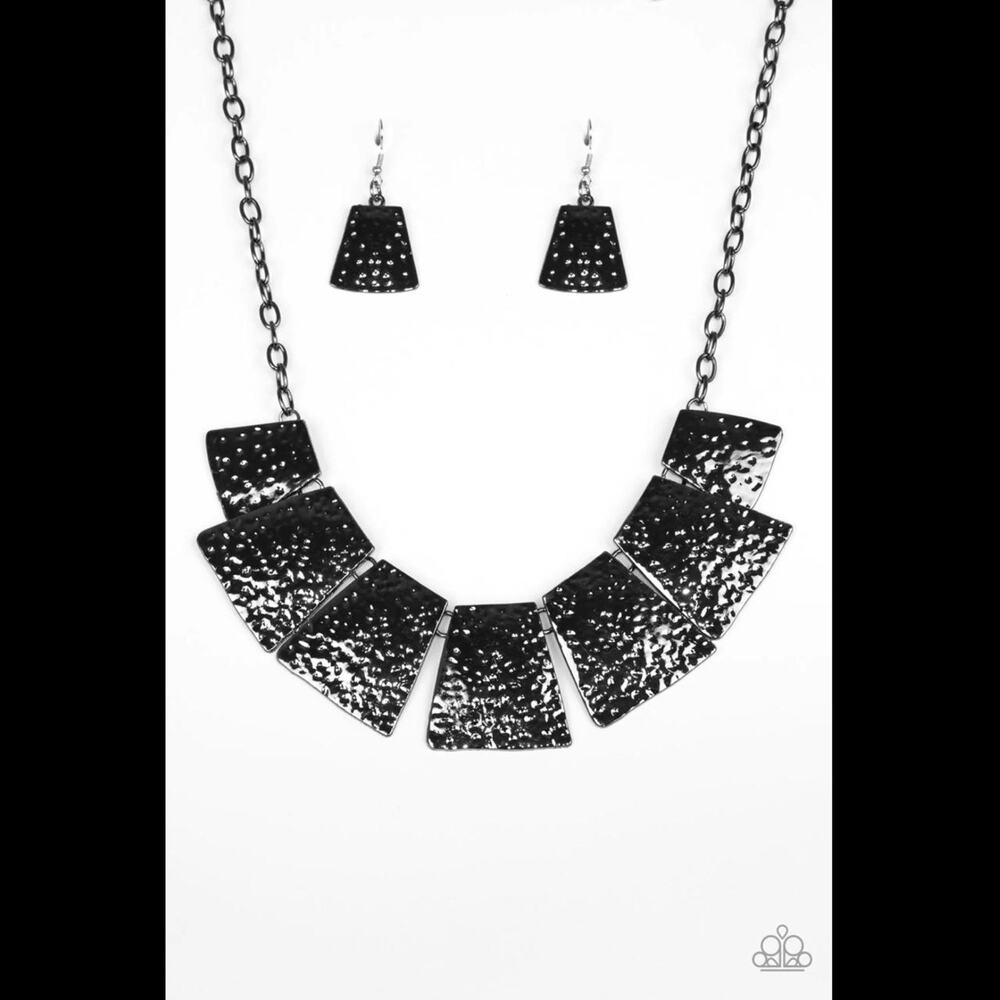 Paparazzi ♥ Here Comes The Huntress - Black ♥ Necklace